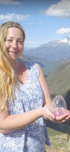 Rosita Ståhl håller upp ett av sina glasverk